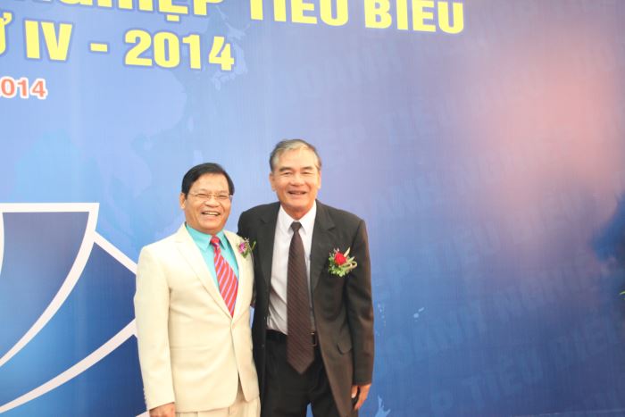 Ông Trần Quang Thạch - Giám Đốc Công ty TNHH Phú Điền cùng Chủ tịch tỉnh Lê Viết Chữ